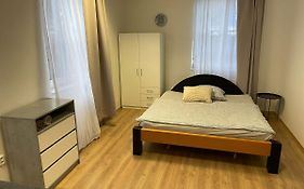 Space Apartment Close To Metro Palmovka
